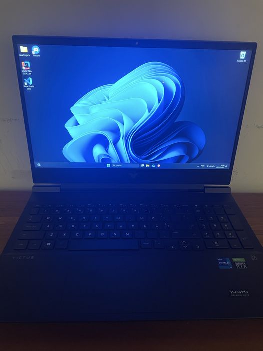 HP Victus 16 in box