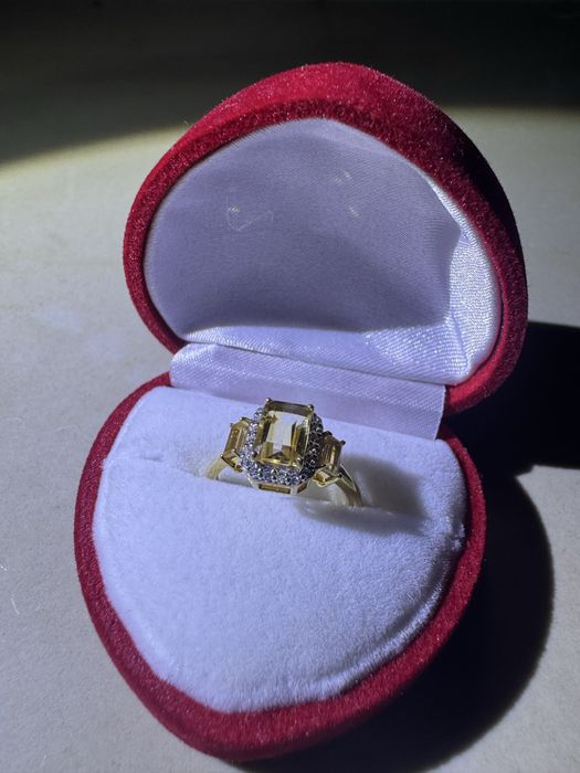 Pierscionek z naturalnym cytrynem