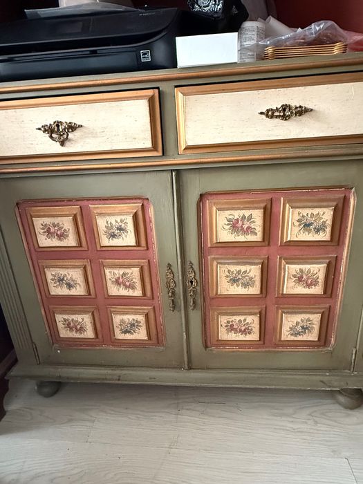 Móvel antigo pintado