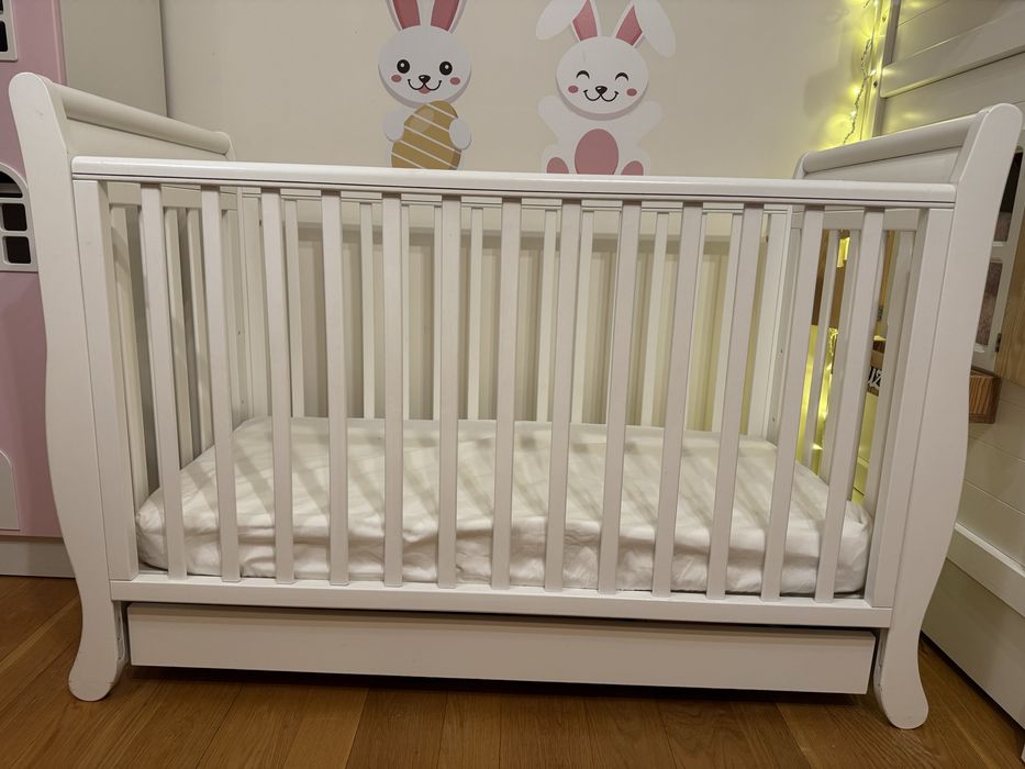 Białe, drewnia łóżeczko Troll Romantica 120x60 z szufladą