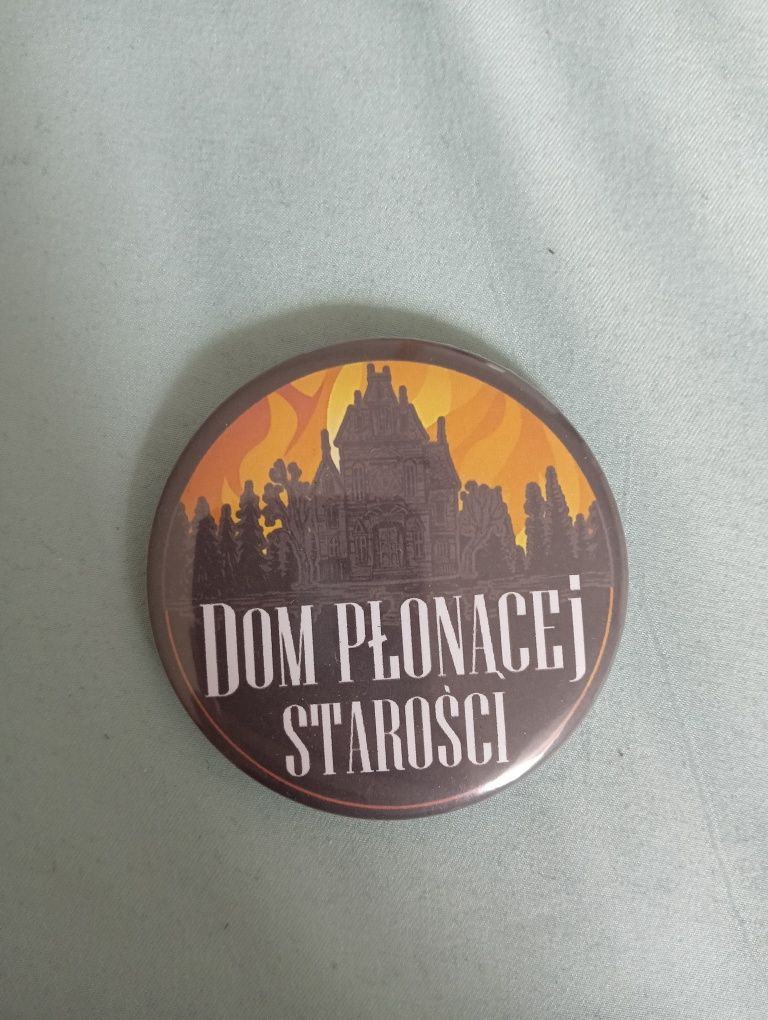 Przypinka dom płonącej starości