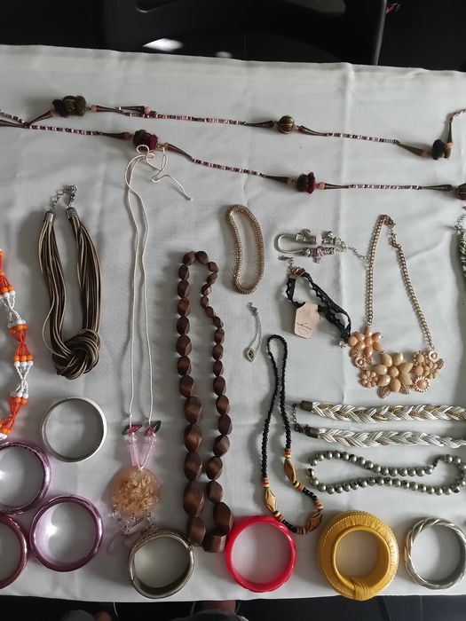 Fios antigos e braceletes em ótimo estado