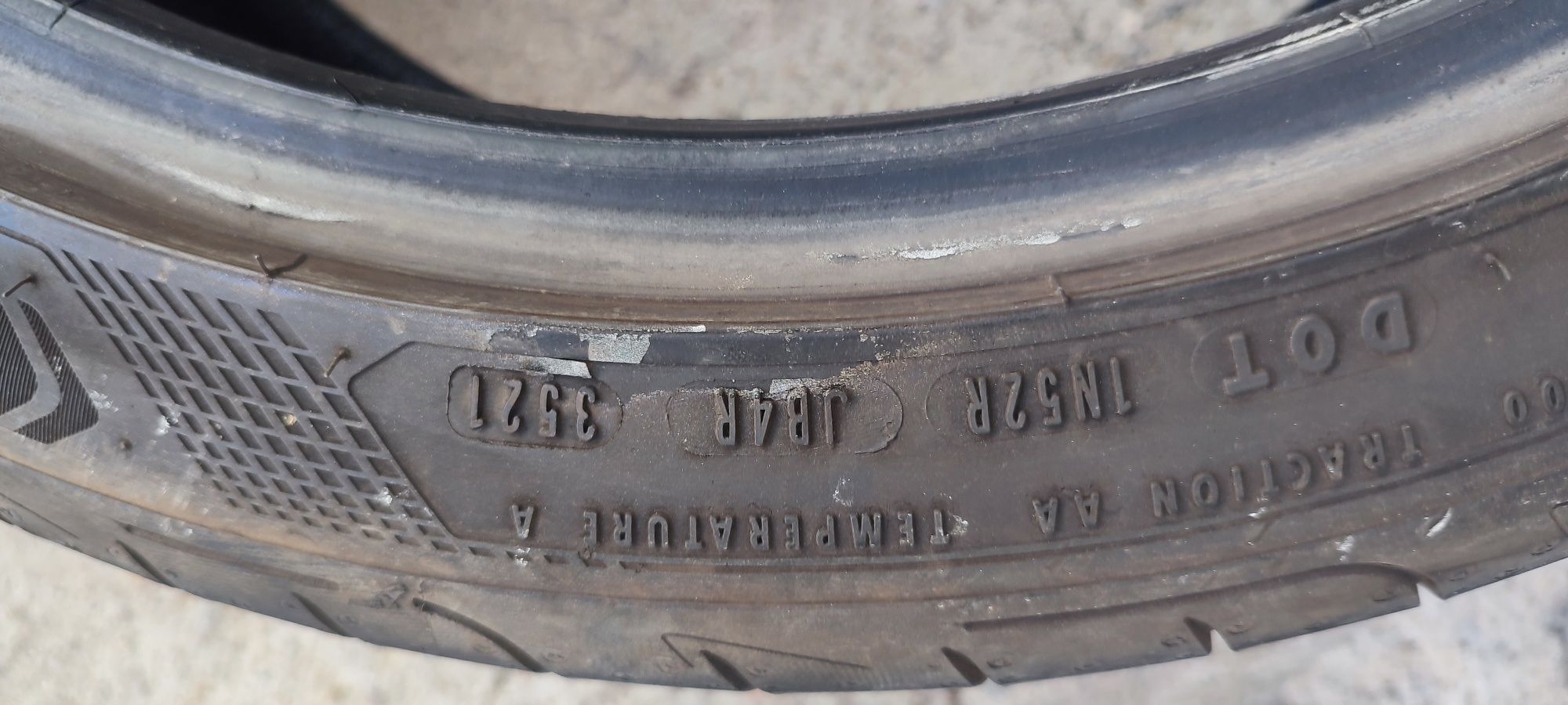 Vendo dois pneus goodyear 235.   40.    18