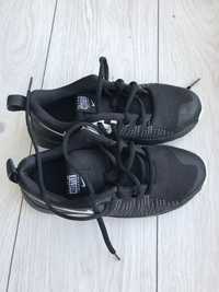 Кросівки Nike, розмір - 35,5, чорного  кольору.