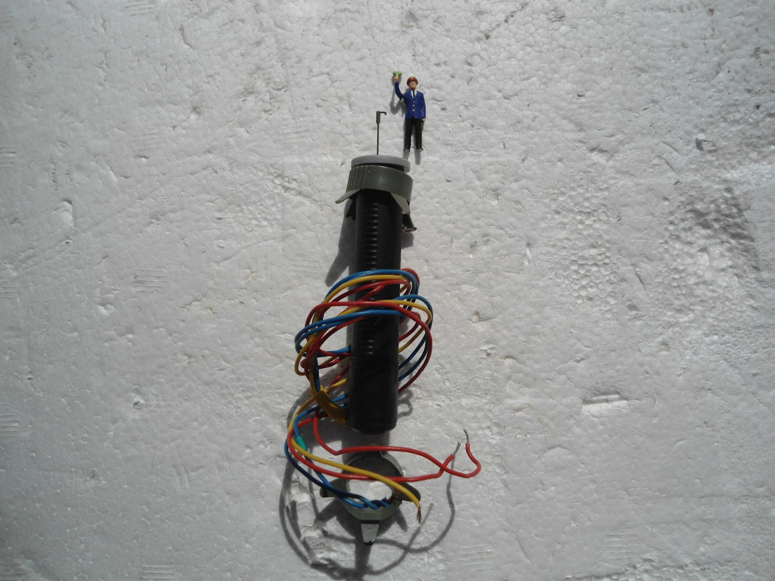 1:87 Viessmann Chefe estação a dar partida