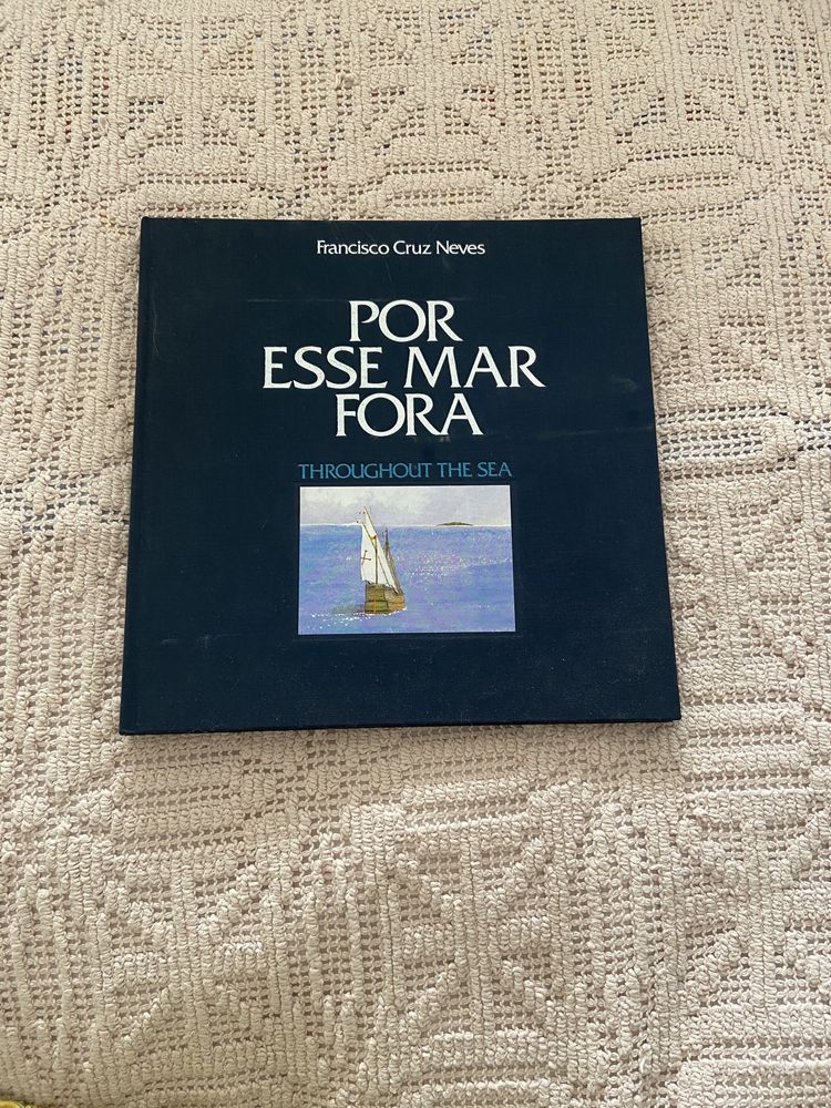 Livro com selos “Por esse mar fora” de Francisco Cruz Neves