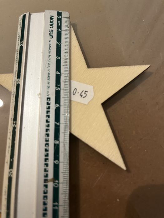 Recortes de madeira em forma de estrela