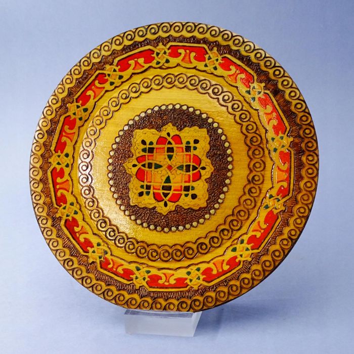 bałkany zdobiony talerzyk drewniany ozdoba naścienna folk styl ludowy