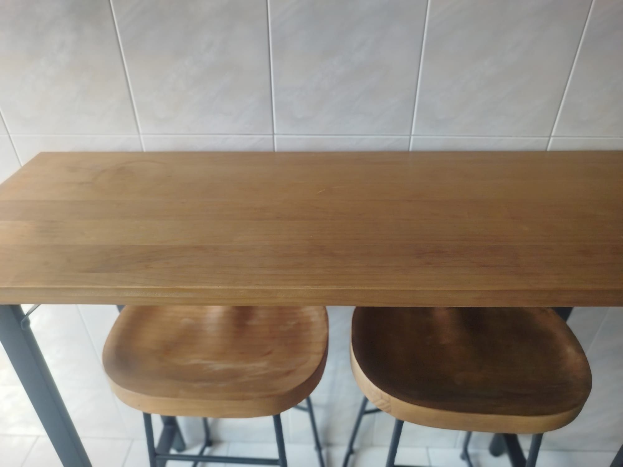 mesa cozinha alta com dois bancos altos em parfeitas condições .