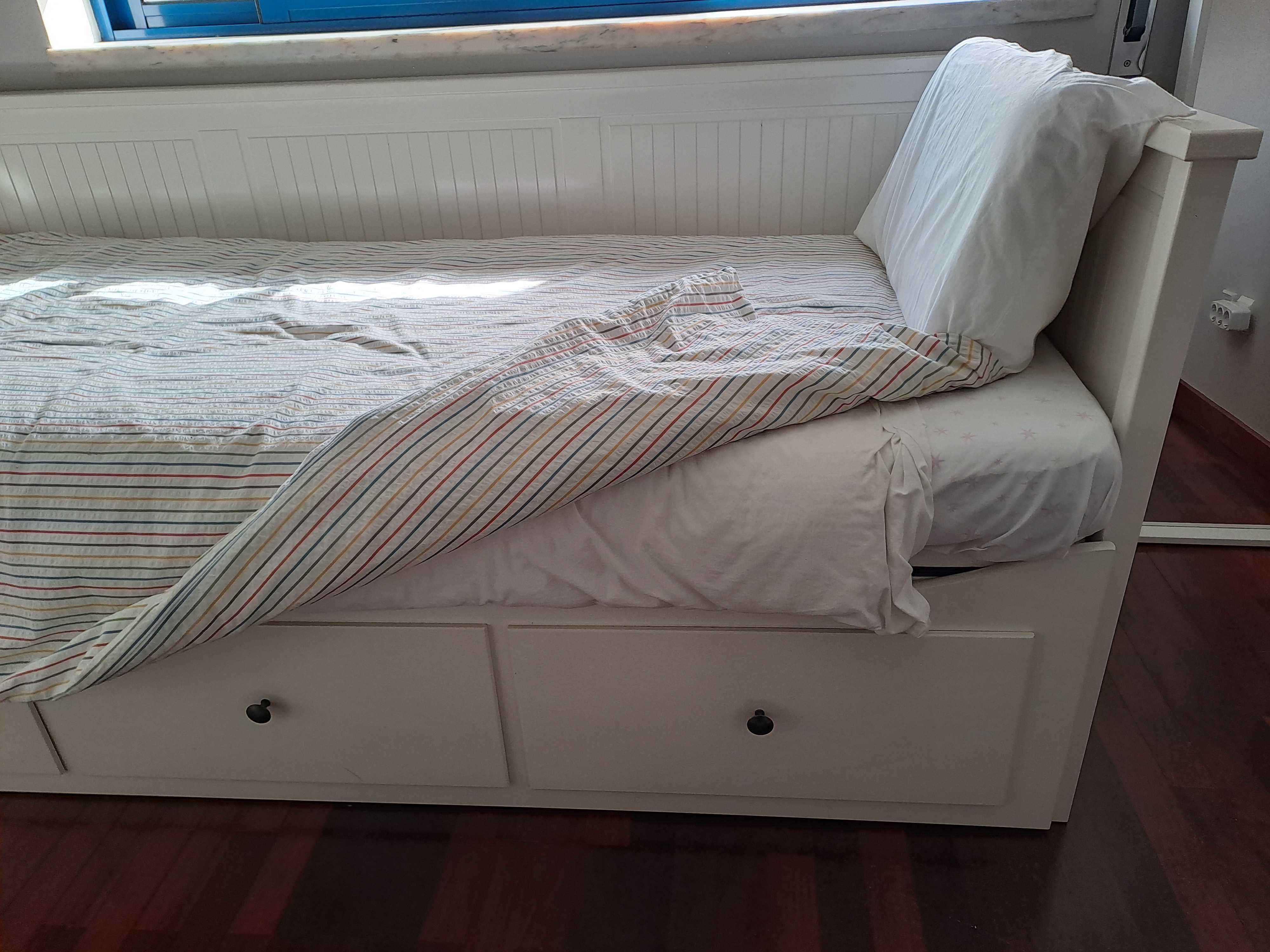 Cama single com gavetas e duplo colchão