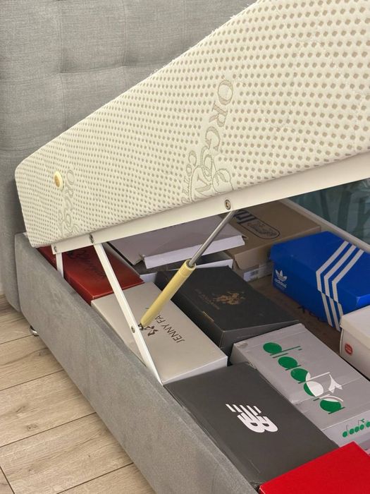 Ліжко двоспальне.