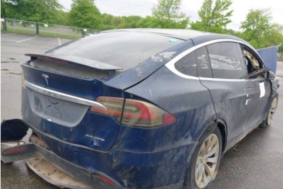 Тесла X продаж в дорозі