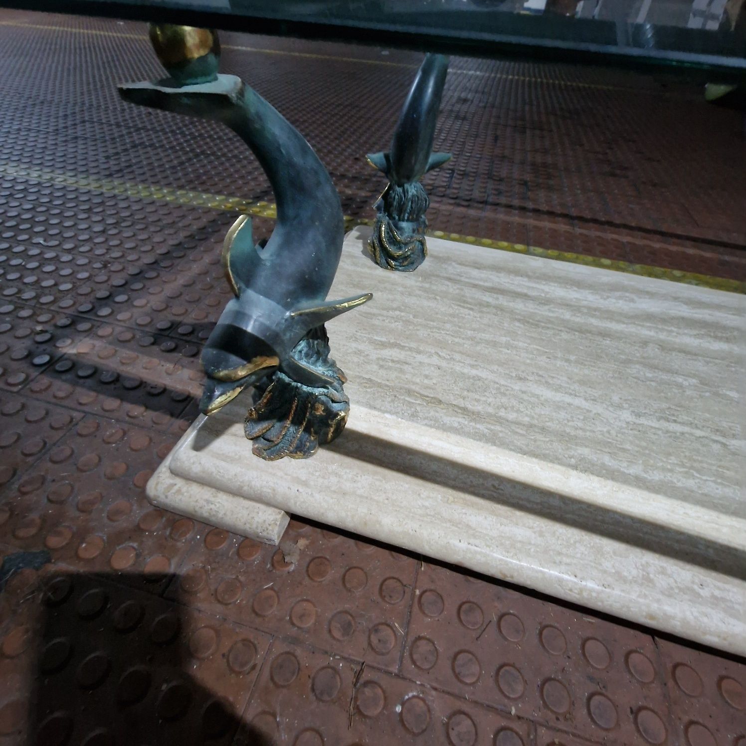 Mesa de centro com base em pedra