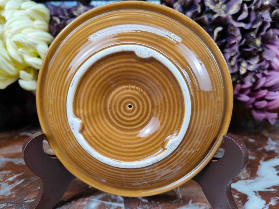 Ceramiczny prążkowany świecznik z okapnikiem