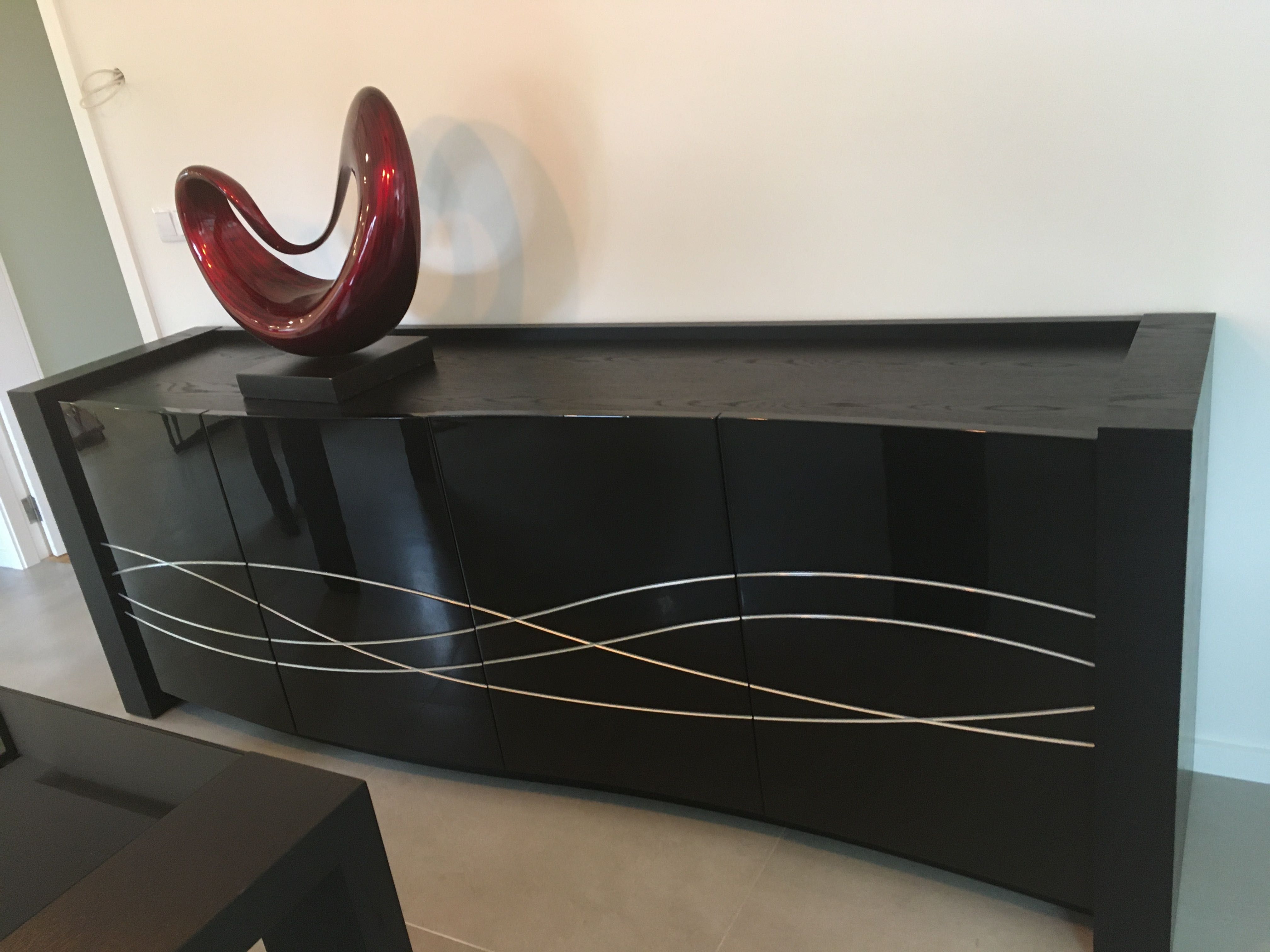 Mesa de jantar com cadeiras mais aparador