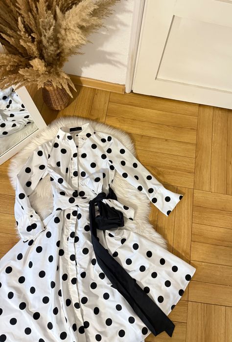 Sukienka w grochy CAROLINA HERRERA midi