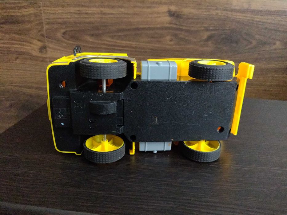 Грузовик с краном Gearbox желтого цвета + подарок.