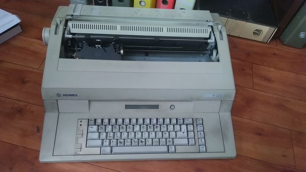 Maquina de escrever elétrica