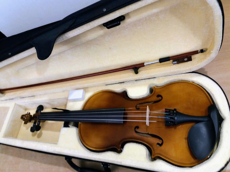 Skrzypce drewniane 4/4, smyczek, futerał, kalafonia