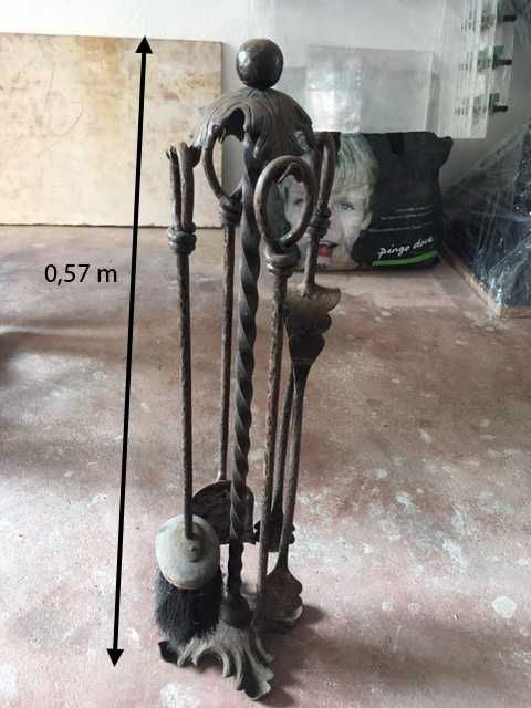 Conjunto de utensílios em ferro forjado para lareira