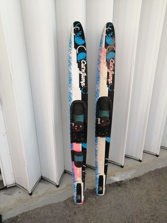 Skis aquáticos novos