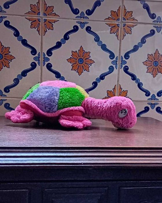 Peluche de Tartaruga – Muito Colorido e Antigo