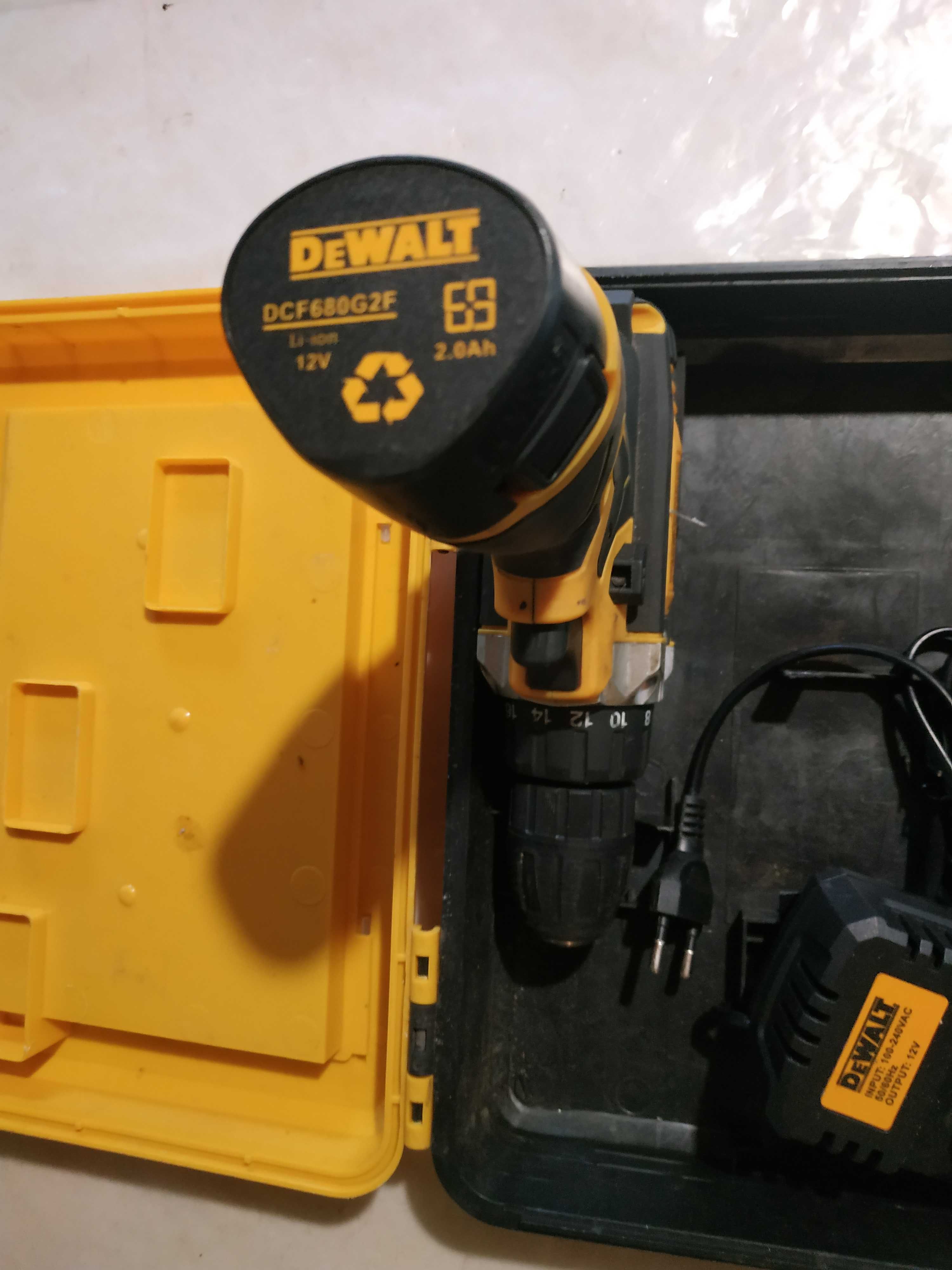 Шуруповерт  Devolt  з підсвіткою в чемодані