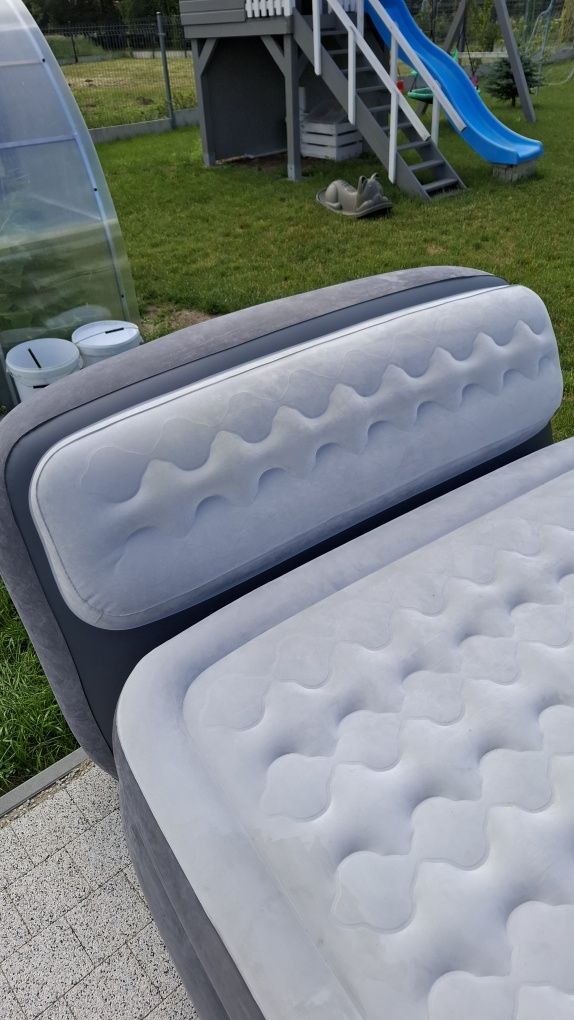 Materac intex z zagłówkiem bardzo duży. Pompka