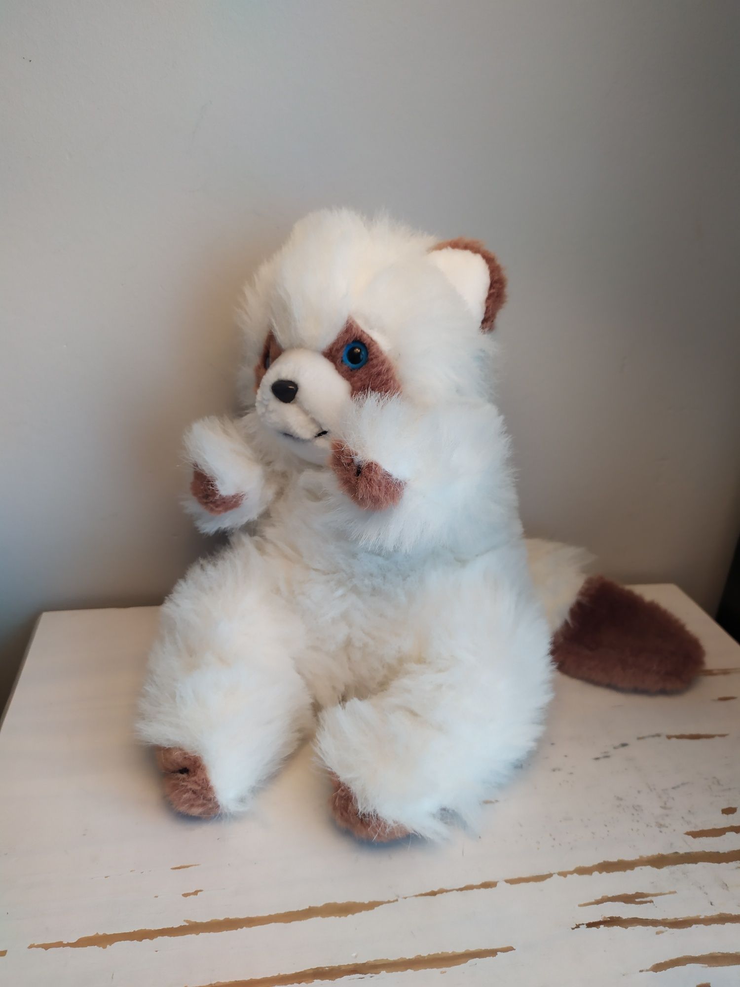 Biały szop pracz albinos Anna Club Plush vintage maskotka pluszak przy
