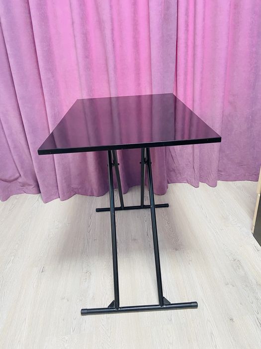 Стіл з регульованою висотою