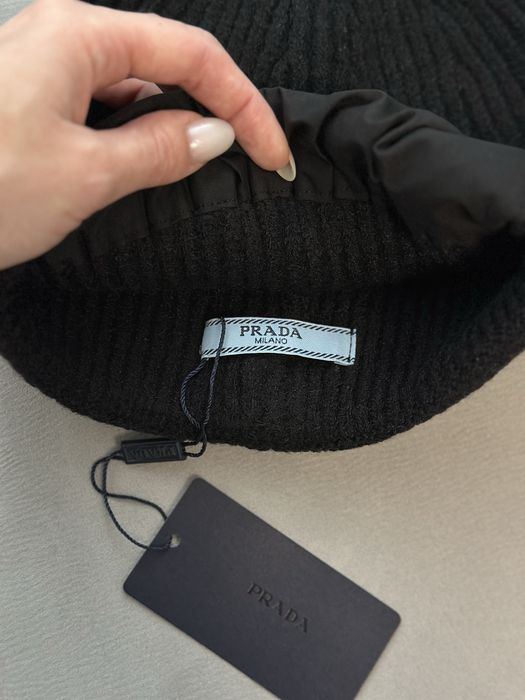 Жіноча шапка Prada