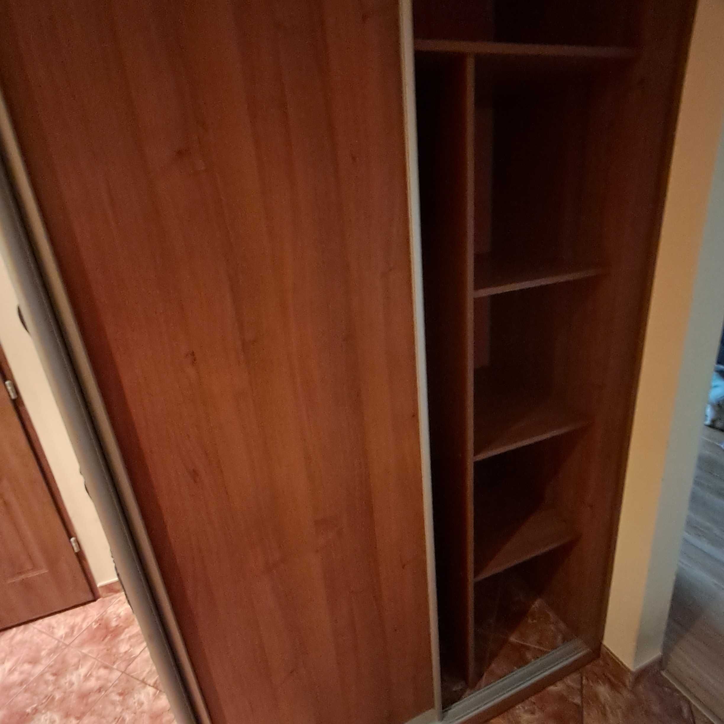 Szafa przesuwna z lustrem , dwa boki, półki , 3 rurki  2,43 x 2,10