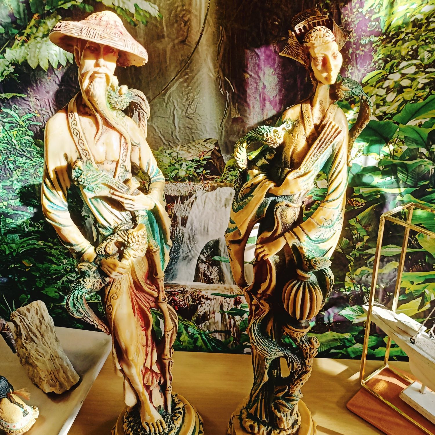Dwie figurki, gejsza i mnich, postacie japońskie