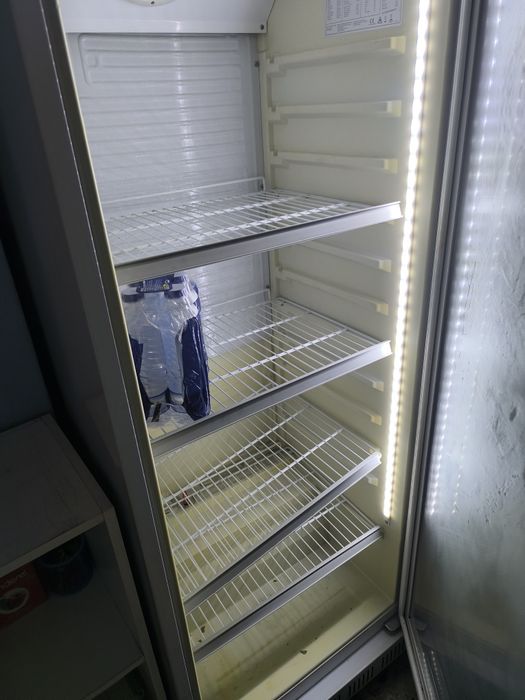 Frigorífico vertical com porta de vidro