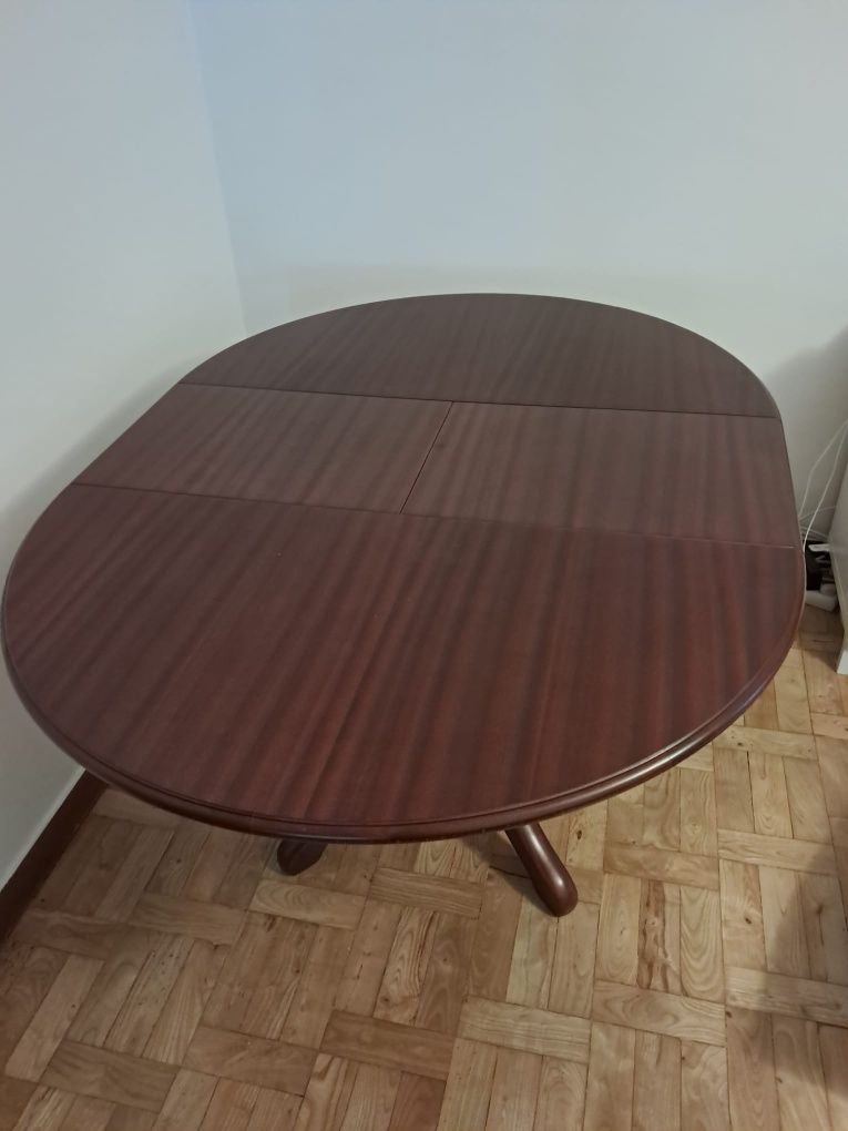 Mesa castanha de mogno