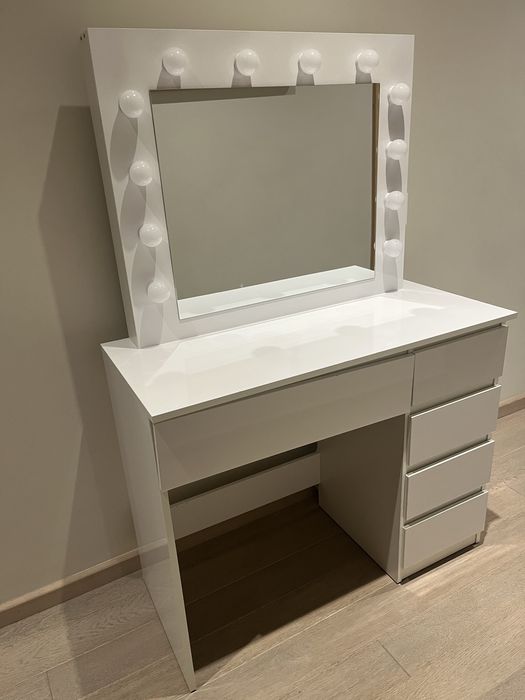 Toaletka kosmetyczna z szyfladami