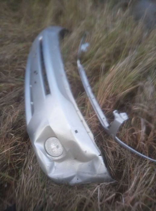 Бампер передний RAV4 + накладка.