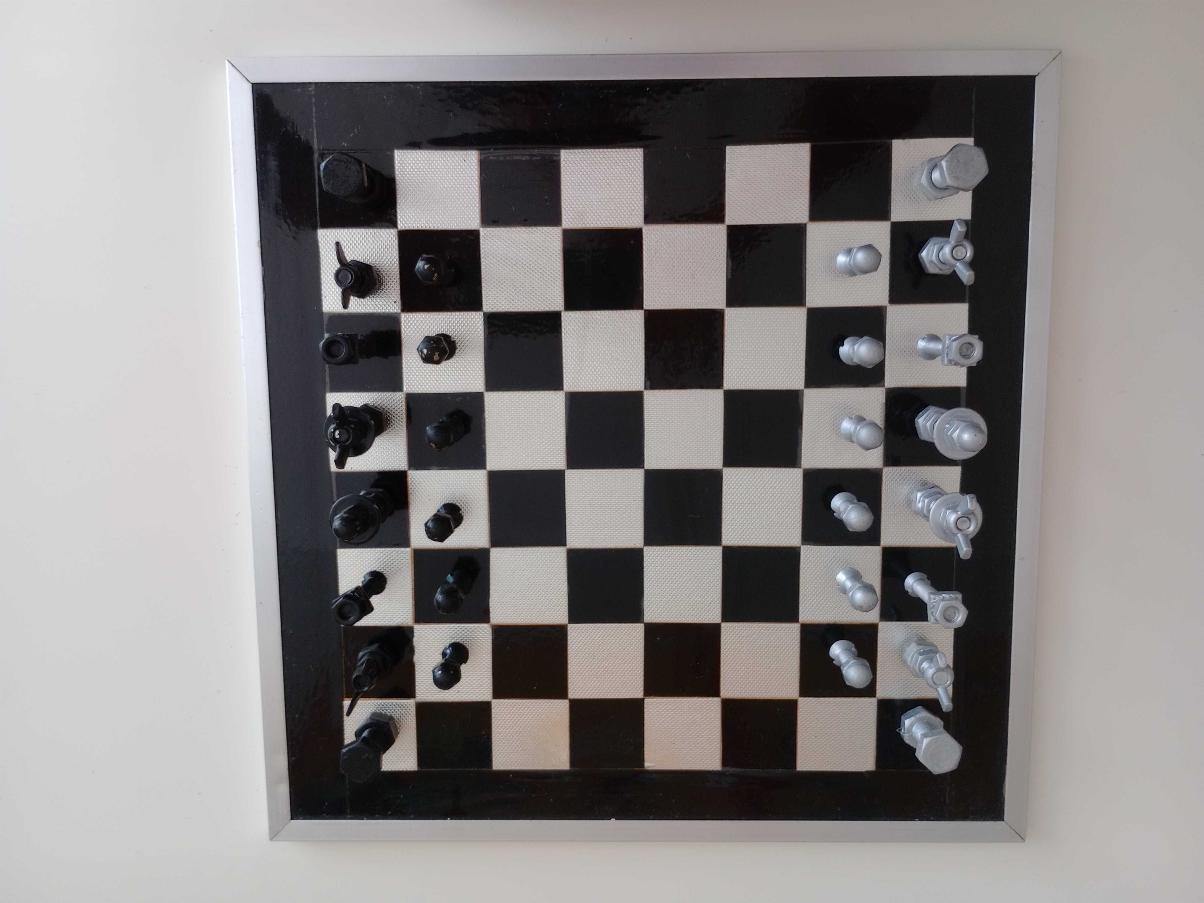Tabuleiro de xadrez em parafusos