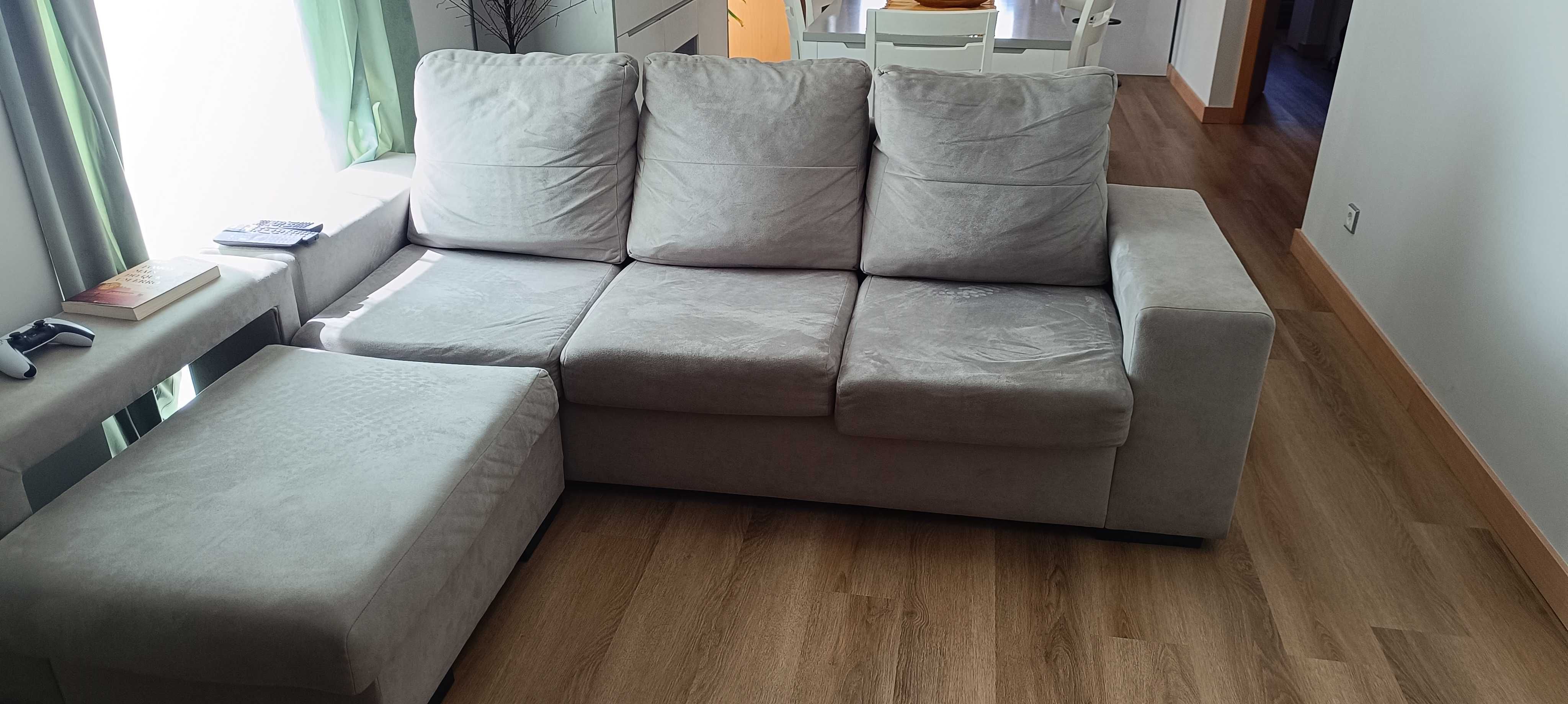 Sofá 3 lugares com chaise longue.