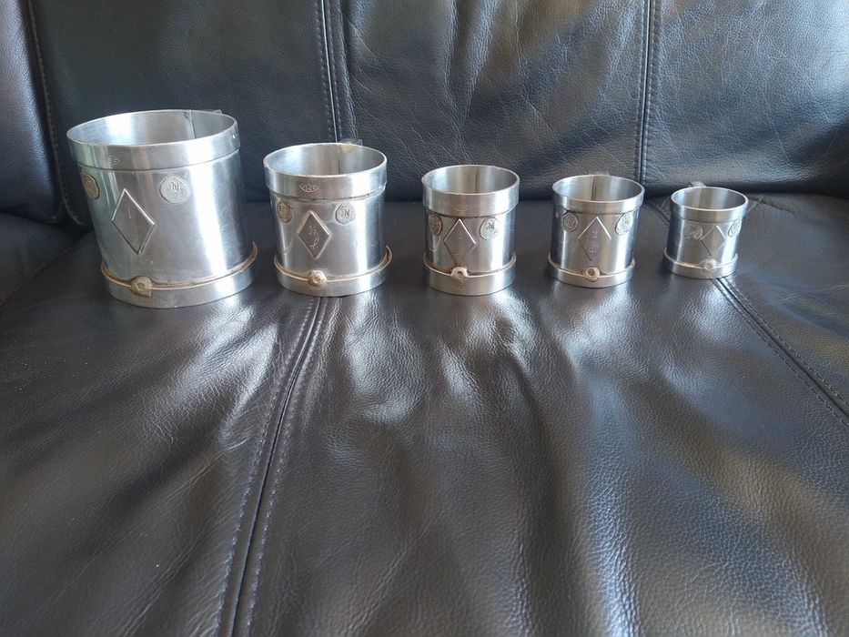 Antigo conjunto medidas de taberna, mercearia, em inox, com aferição