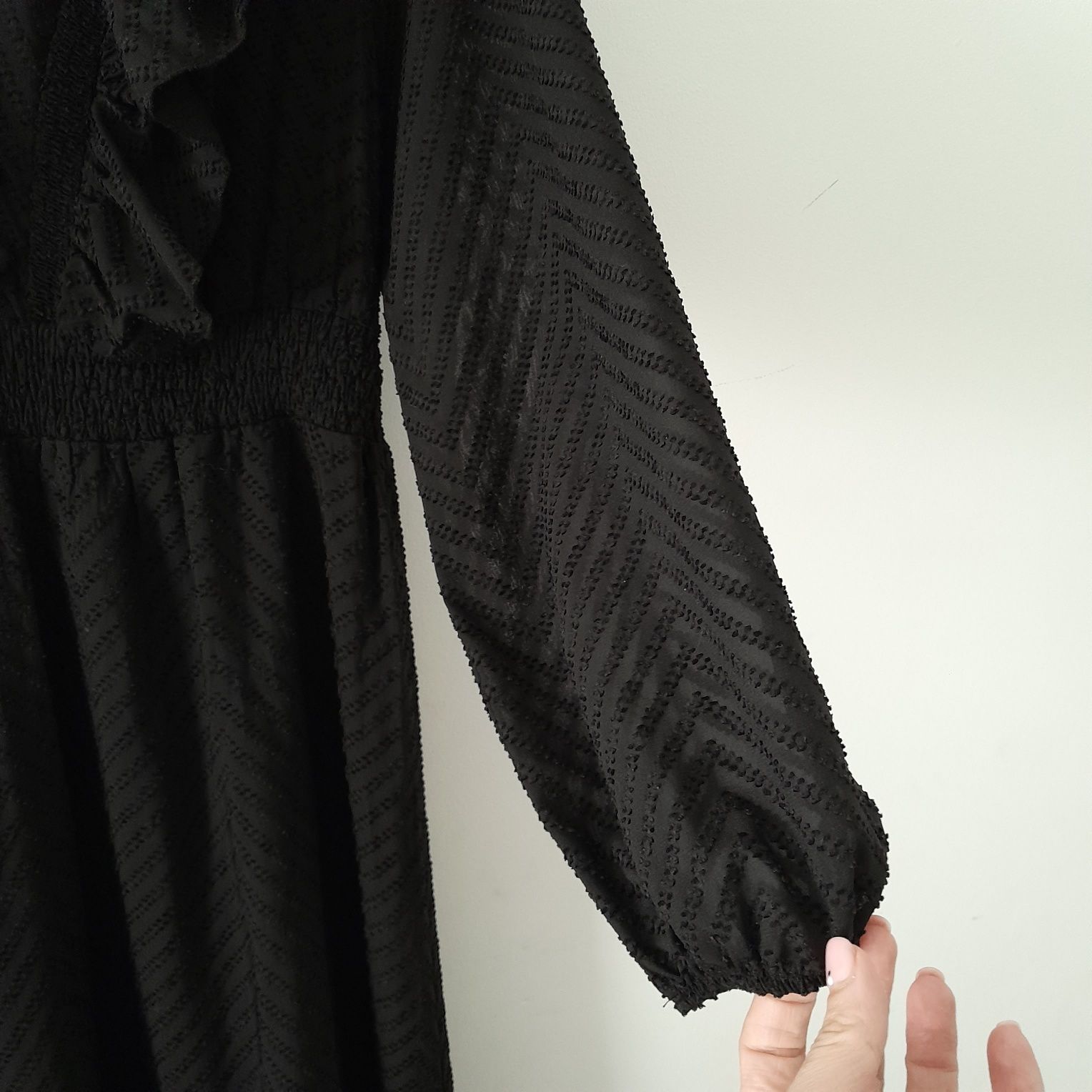 Zara, sukienka midi z falbaną z tkaniny plumeti, S