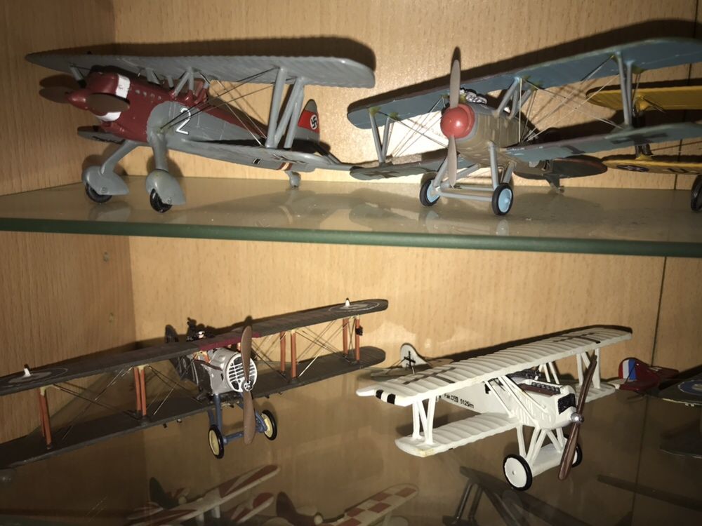 Coleção de 310 aviões com móveis
