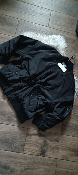 VILA – czarna bomberka oversize
Model: VIBOMBI OVERSIZED BOMBER JACKET