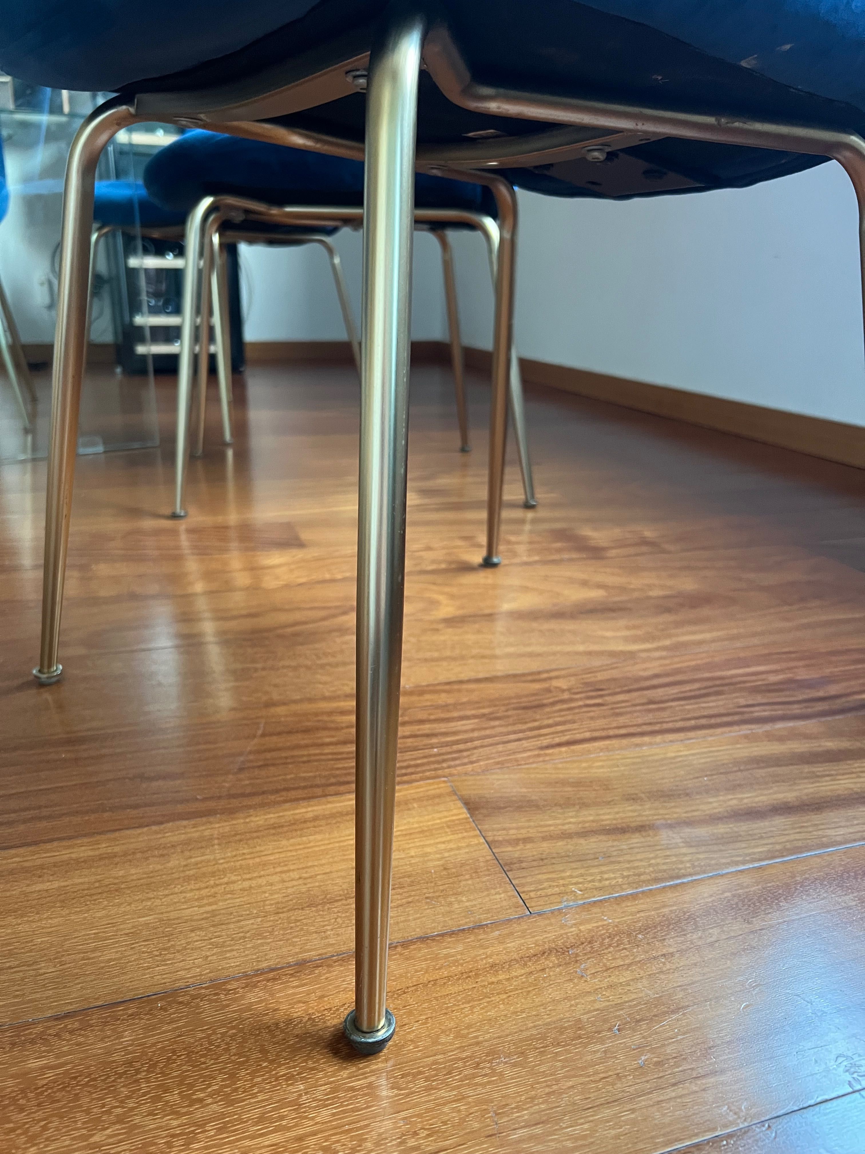 Mesa em vidro com cadeiras
