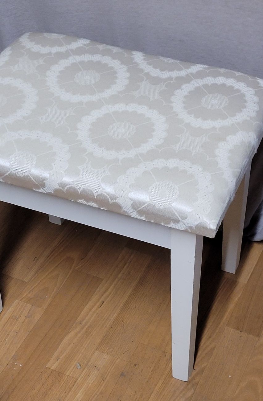 Stołek do toaletki biały stylowy drewniany siedzisko taboret