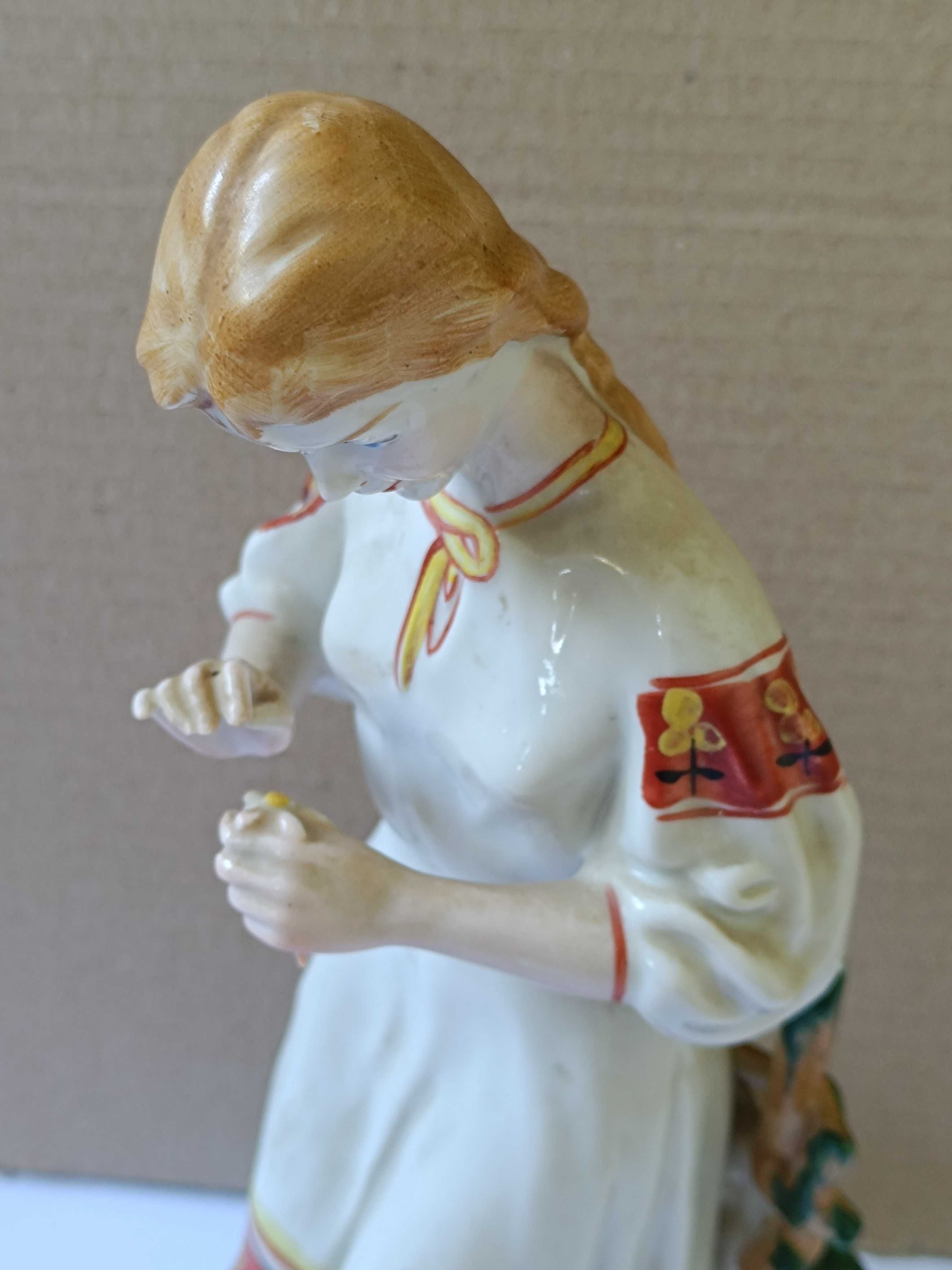 Фарфорова статуетка Полонне ЗХК Дівчина з квіткою, Гадання, Ромашка