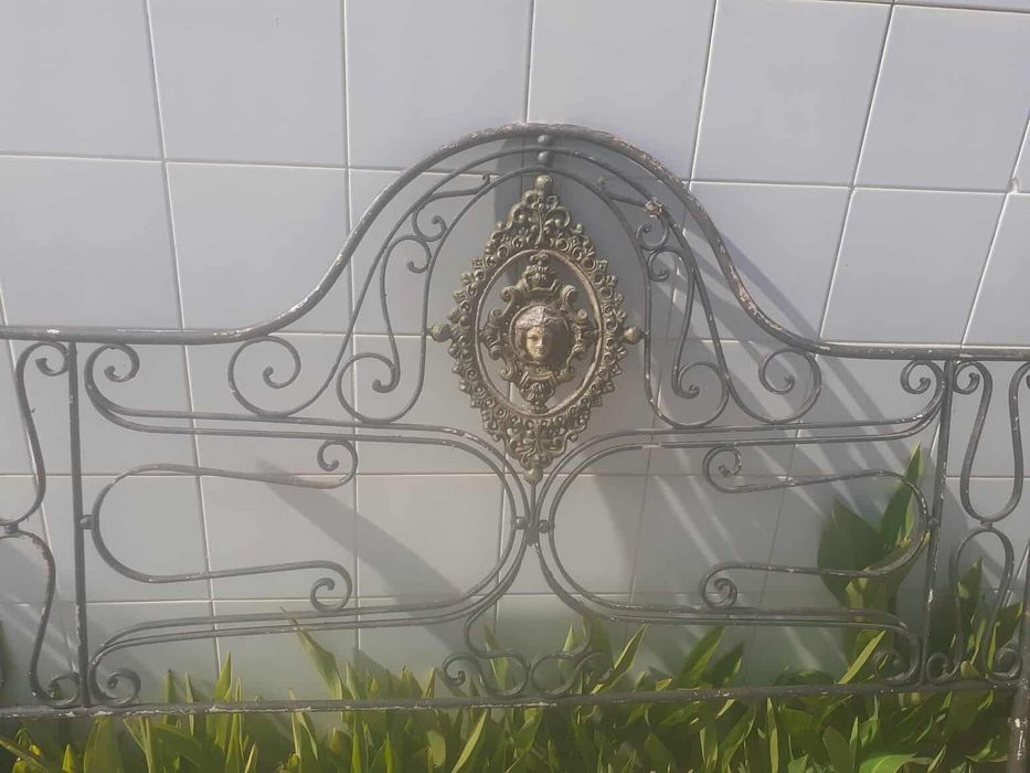 Camas de ferro antigas sem estrado e sem colchão .