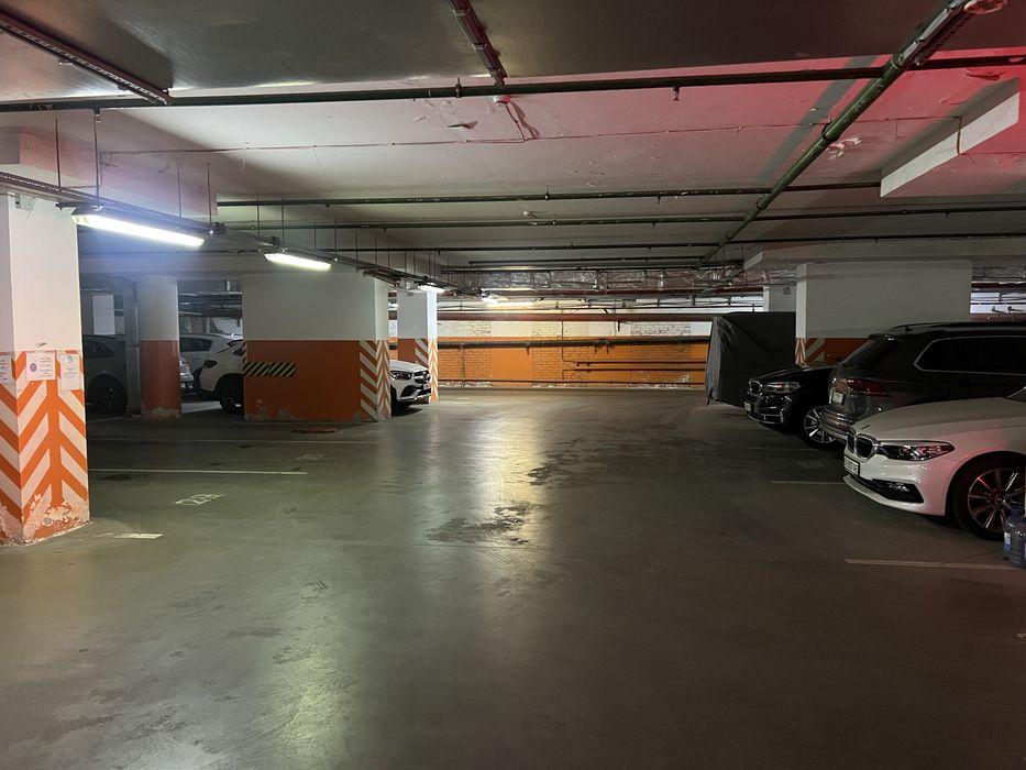 Оренда паркомісця у підземному паркінгу. Carnegie. Кловський узвіз, 7