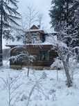 Прдається деревяний житловий будинок в Карпатах.Доїзд легковим авто