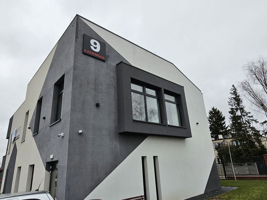 Wynajmę lokal z możliwością wynajmu sal wykładowych. .